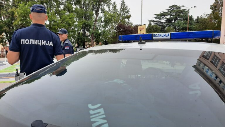 auto i policajac niske vesti