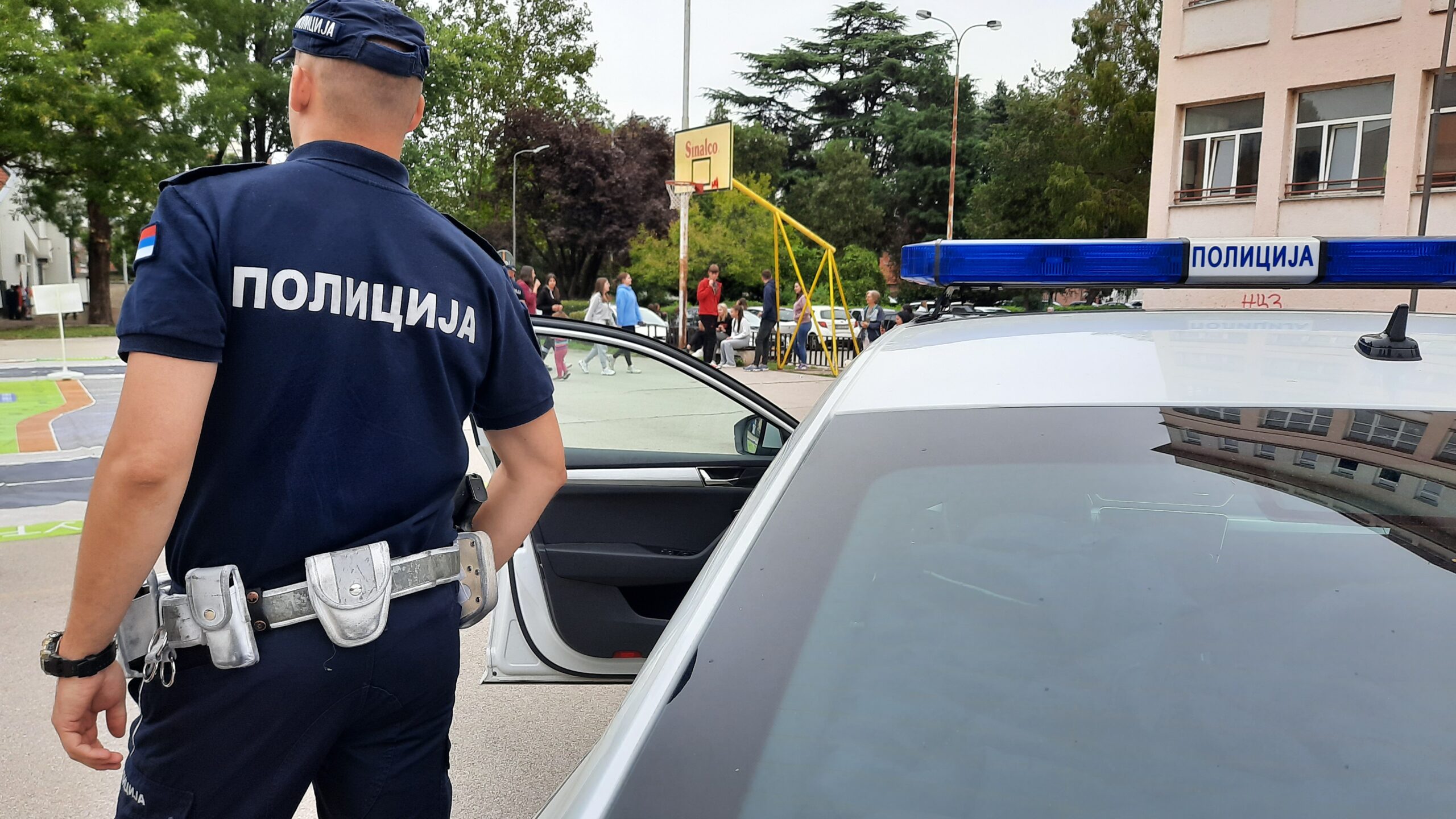 policajac pored kola niske vesti
